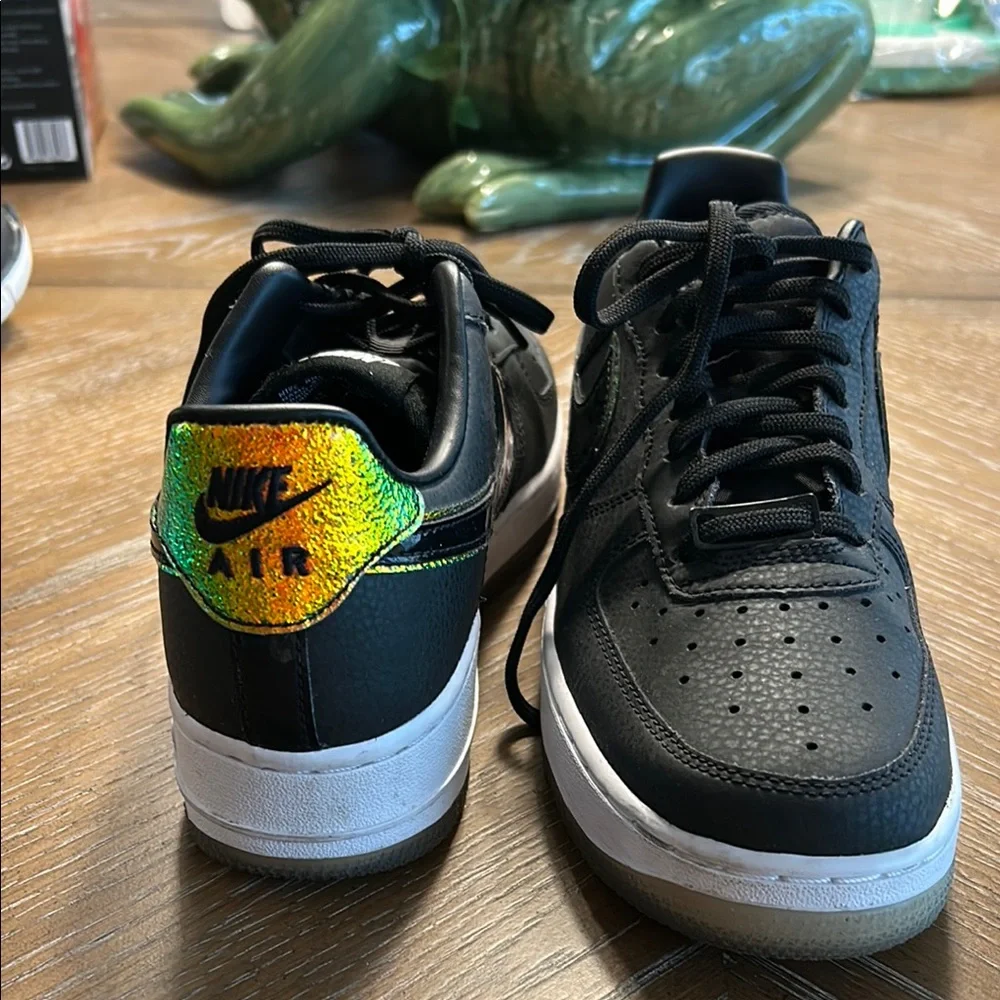 Nike Black and Gold Sneakers with Graphic Heel - Picture 2 of 6
